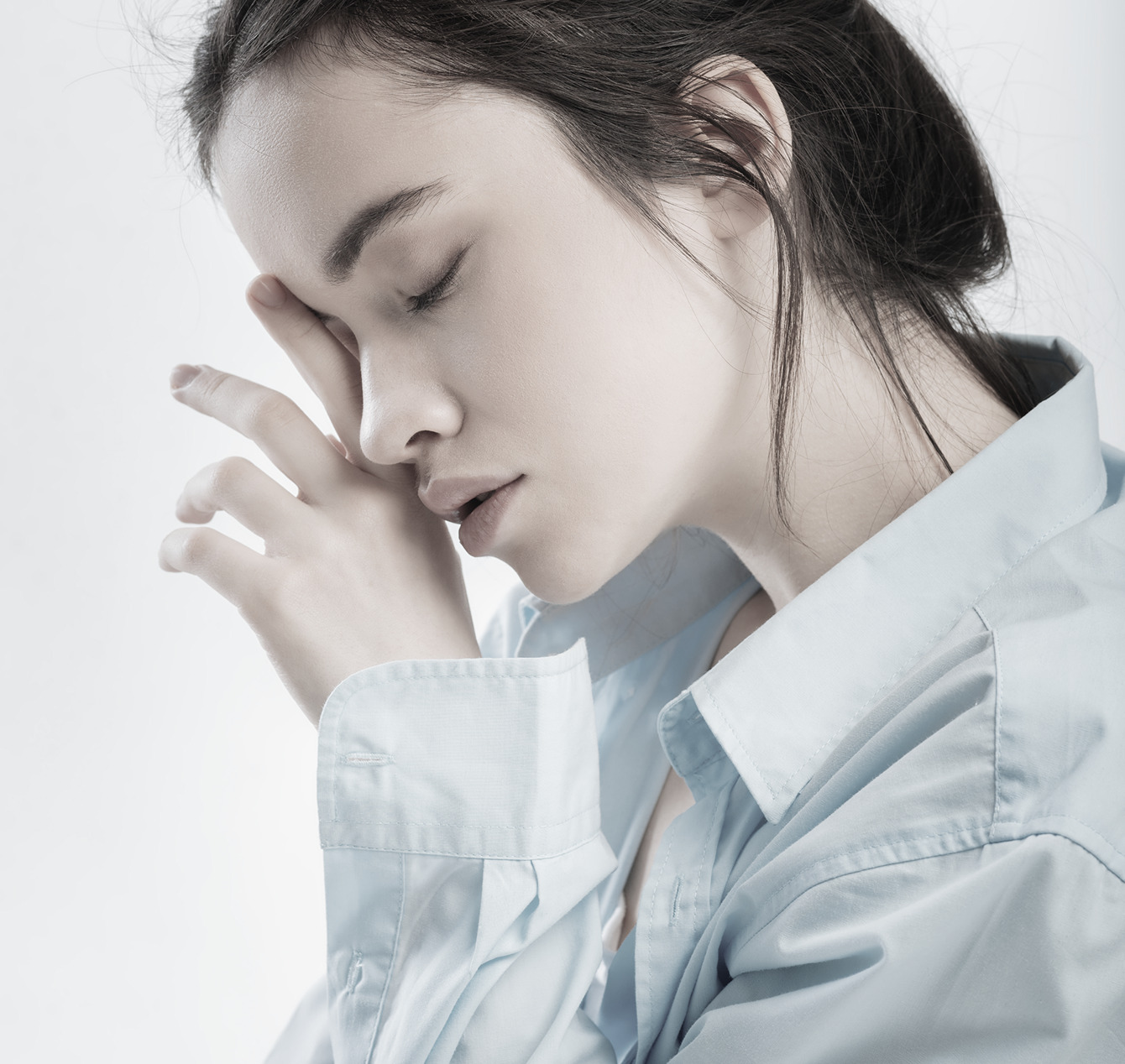悩める女性の様子